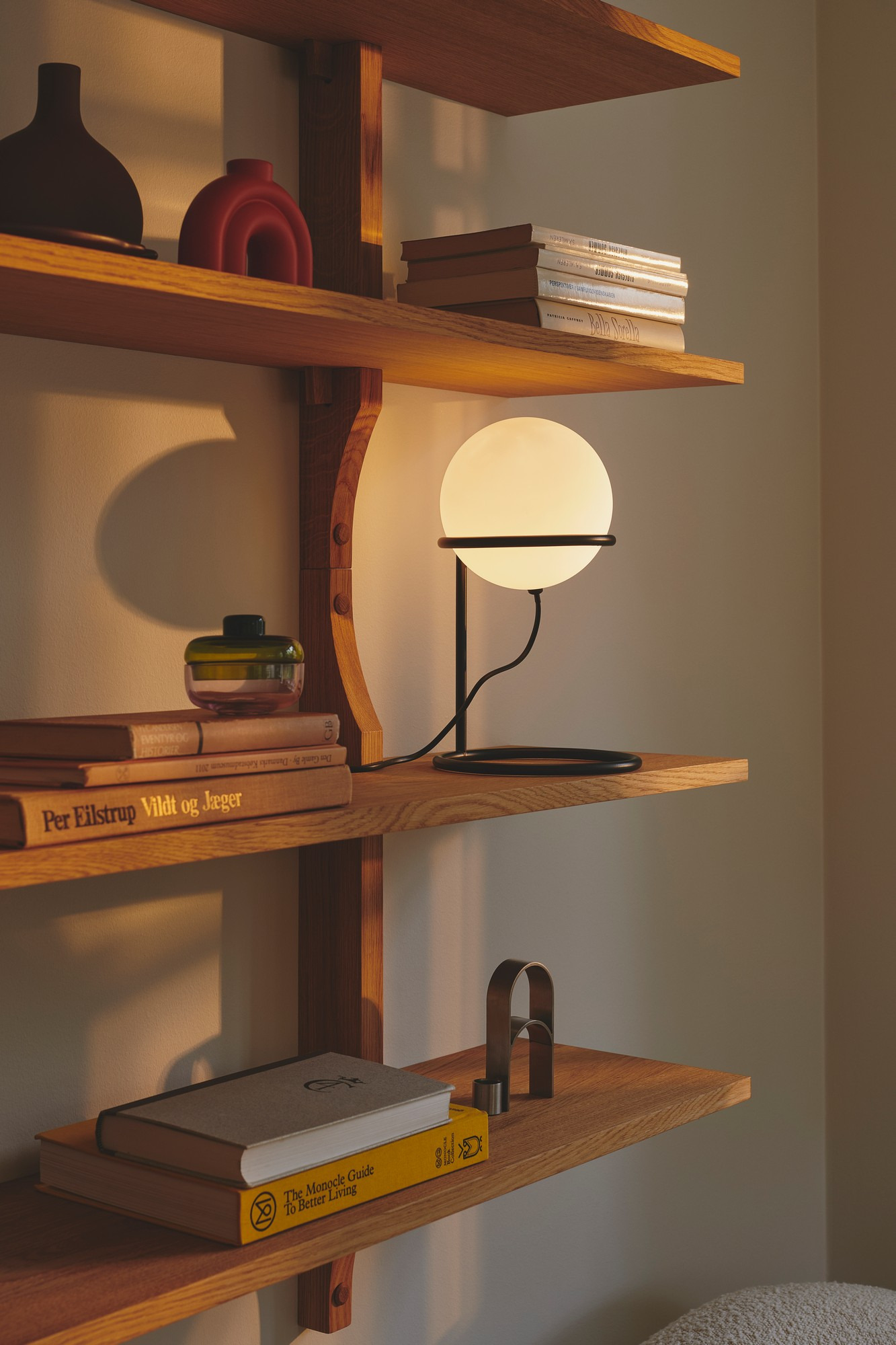 Lampe à poser Wilson base en métal noir avec abat-jour rond en verre réglable au design contemporain par Nordlux Lampe à poser Wilson base en métal noir avec abat-jour rond en verre réglable au design contemporain par Nordlux