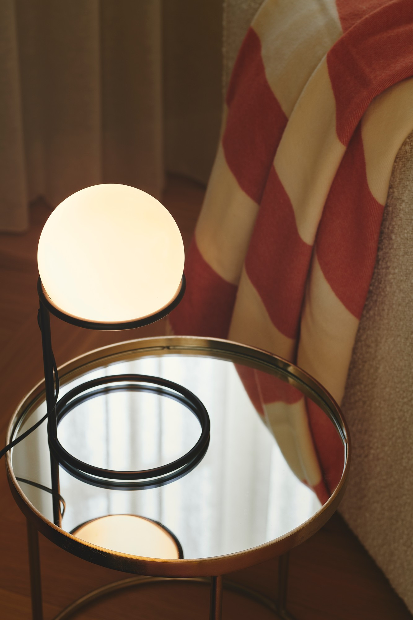 Lampe à poser Wilson base en métal noir avec abat-jour rond en verre réglable au design contemporain par Nordlux Lampe à poser Wilson base en métal noir avec abat-jour rond en verre réglable au design contemporain par Nordlux