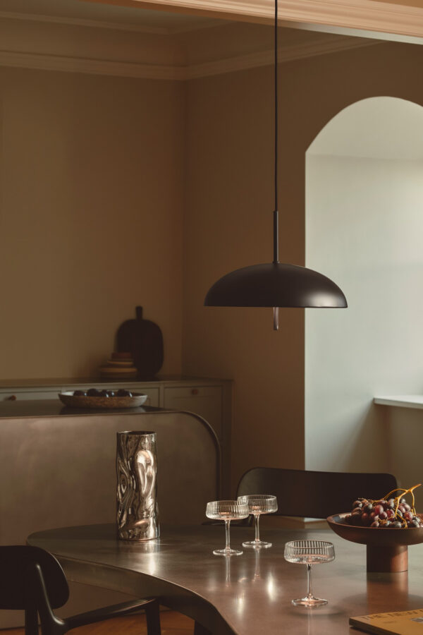 Suspension Versale cadre en métal avec abat-jour demi rond au design scandinave par Design For the People