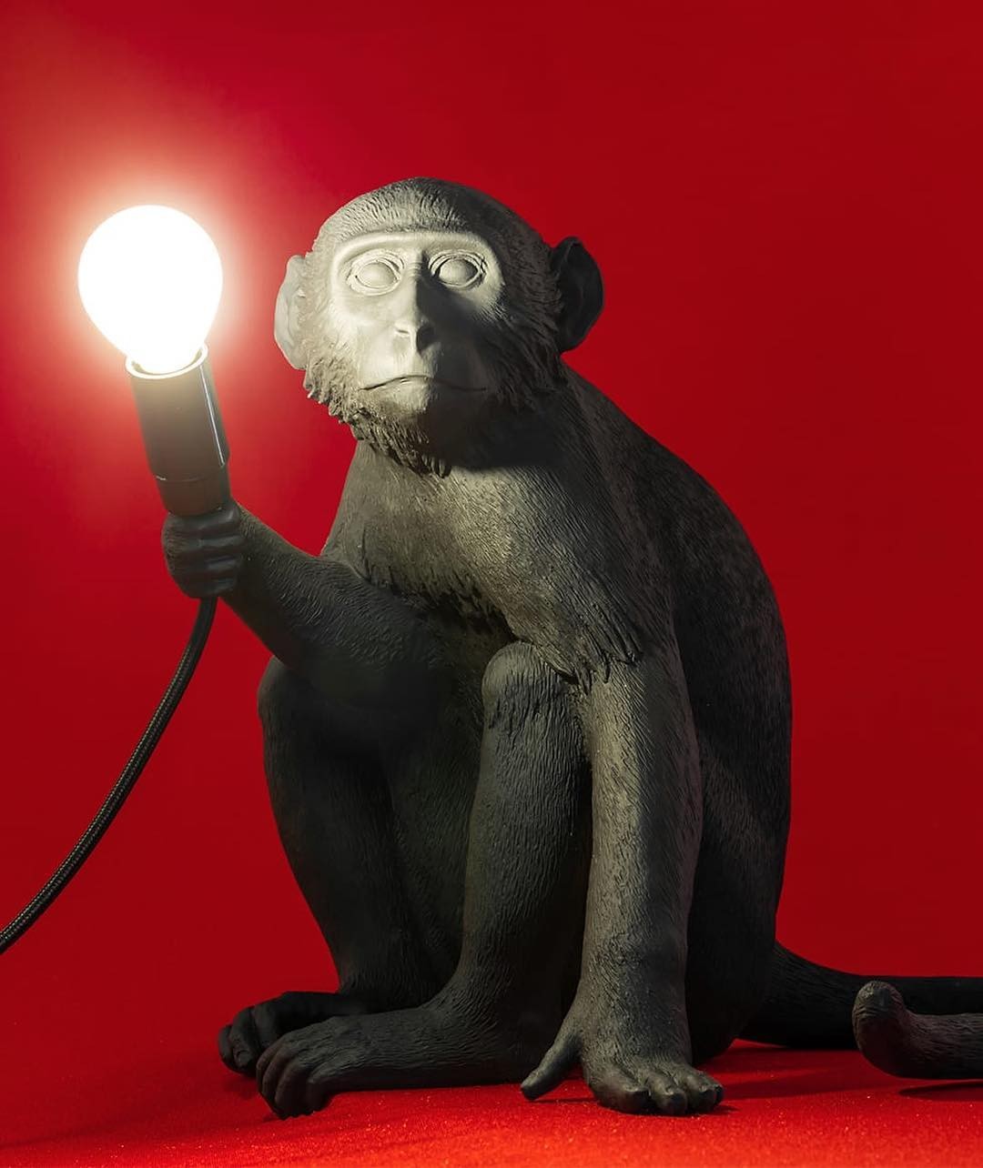 Lampe à poser the Monkey assis en résine noire par Seletti Lampe à poser the Monkey assis en résine noire par Seletti