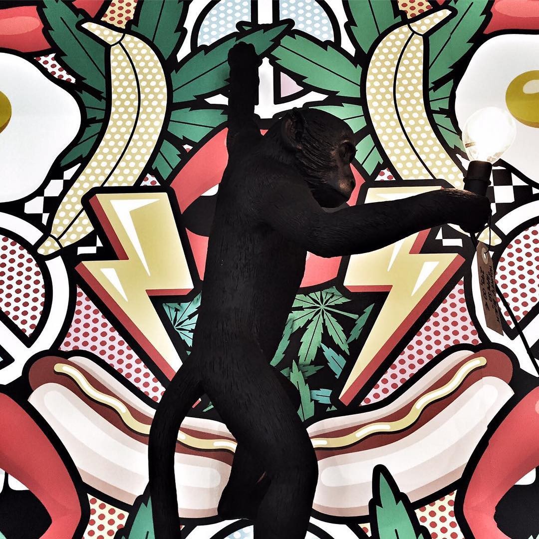 Applique murale the Monkey debout en résine noire par Seletti Applique murale the Monkey debout en résine noire par Seletti