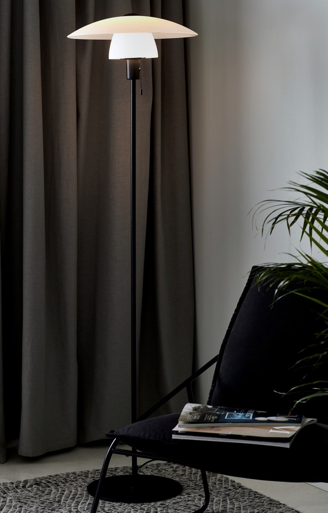 Lampadaire Verona cadre en métal avec abat-jour en verre opale au design contemporain par Nordlux Lampadaire Verona cadre en métal avec abat-jour en verre opale au design contemporain par Nordlux