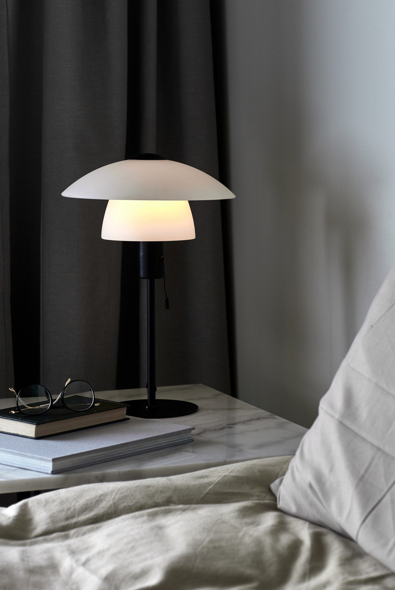 Lampe à poser Verona cadre en métal avec abat-jour en verre opale au design contemporain par Nordlux Lampe à poser Verona cadre en métal avec abat-jour en verre opale au design contemporain par Nordlux