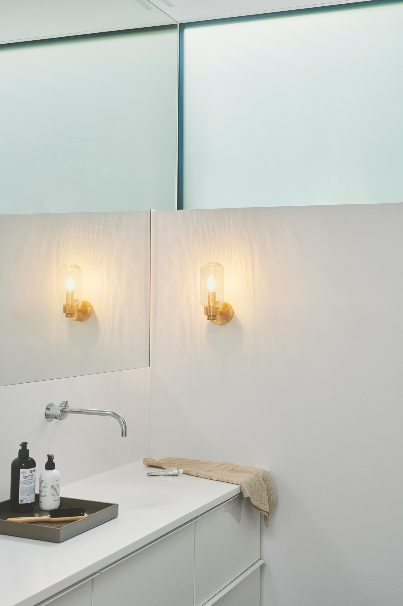 Applique murale Tutan base en laiton avec abat-jour en verre à motif au design contemporain par Nordlux Applique murale Tutan base en laiton avec abat-jour en verre à motif au design contemporain par Nordlux