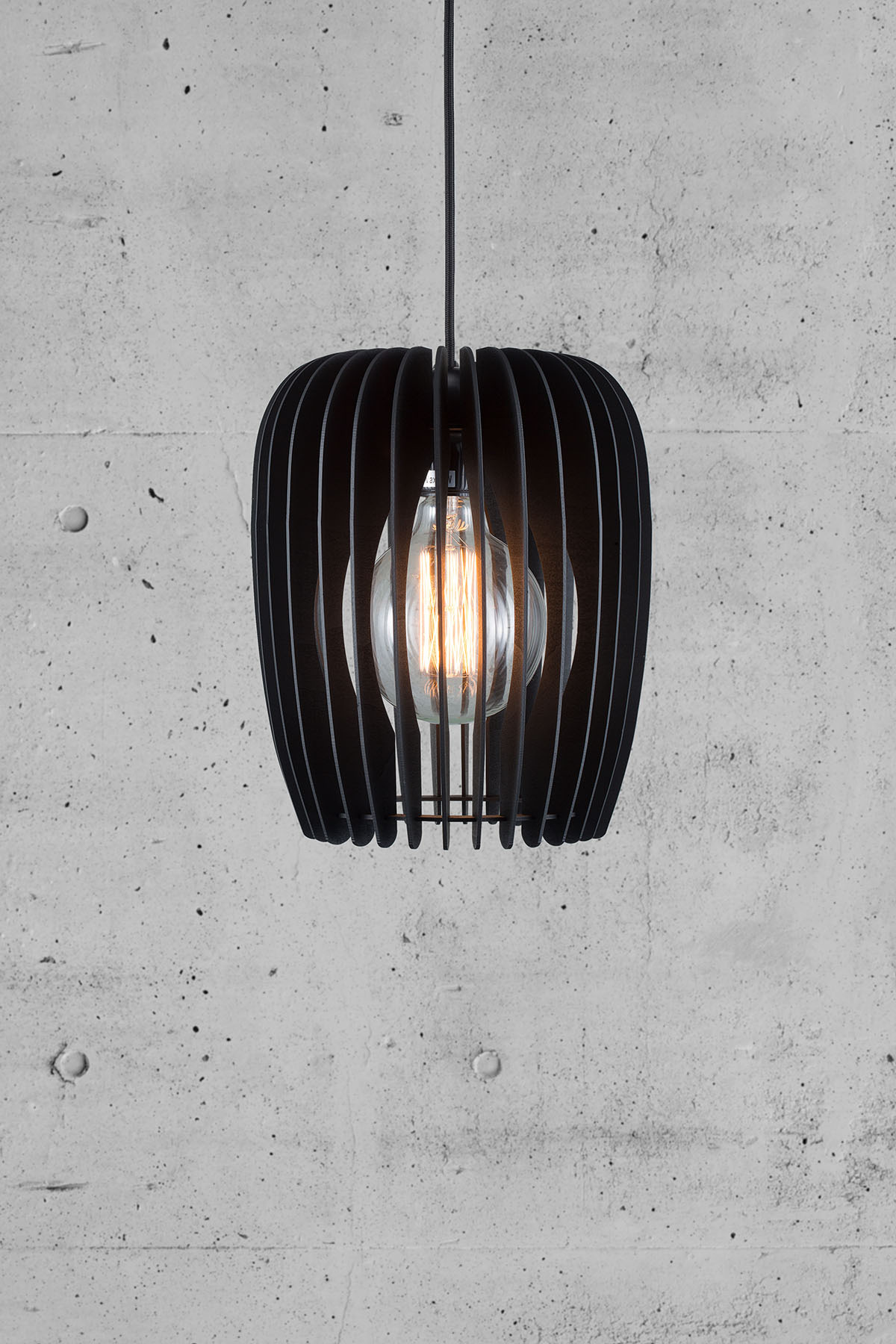 Suspension Tribeca base en métal avec abat-jour en lamelles de bois au design contemporain par Nordlux