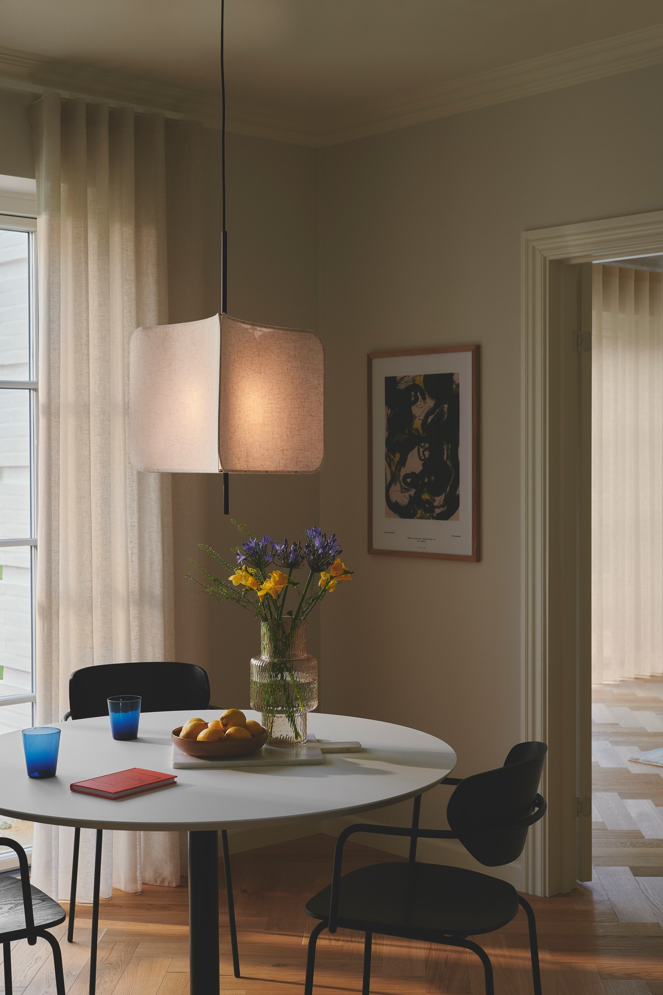 Suspension Tinto cadre en métal avec abat-jour triangulaire en tissu au design contemporain par Nordlux Suspension Tinto cadre en métal avec abat-jour triangulaire en tissu au design contemporain par Nordlux