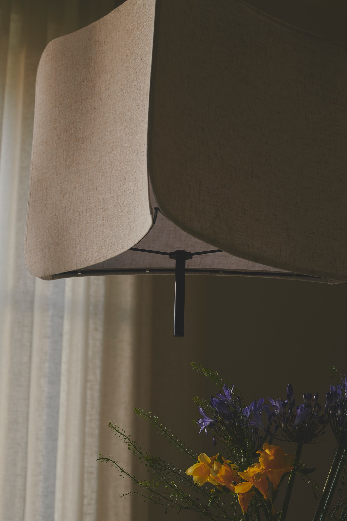 Suspension Tinto cadre en métal avec abat-jour triangulaire en tissu au design contemporain par Nordlux Suspension Tinto cadre en métal avec abat-jour triangulaire en tissu au design contemporain par Nordlux