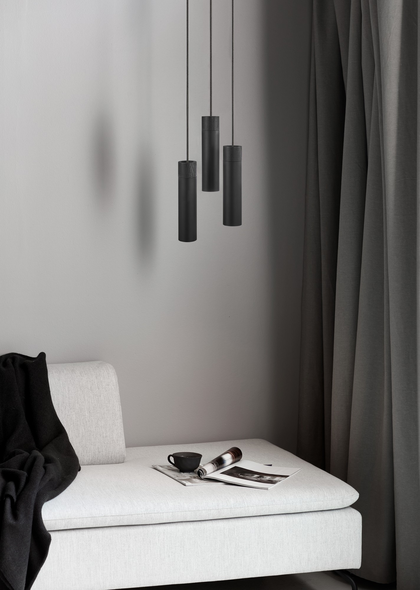 Suspension Tilo cadre en métal avec détail bois et abat-jour épuré au design scandinave par Nordlux Suspension Tilo cadre en métal avec détail bois et abat-jour épuré au design scandinave par Nordlux