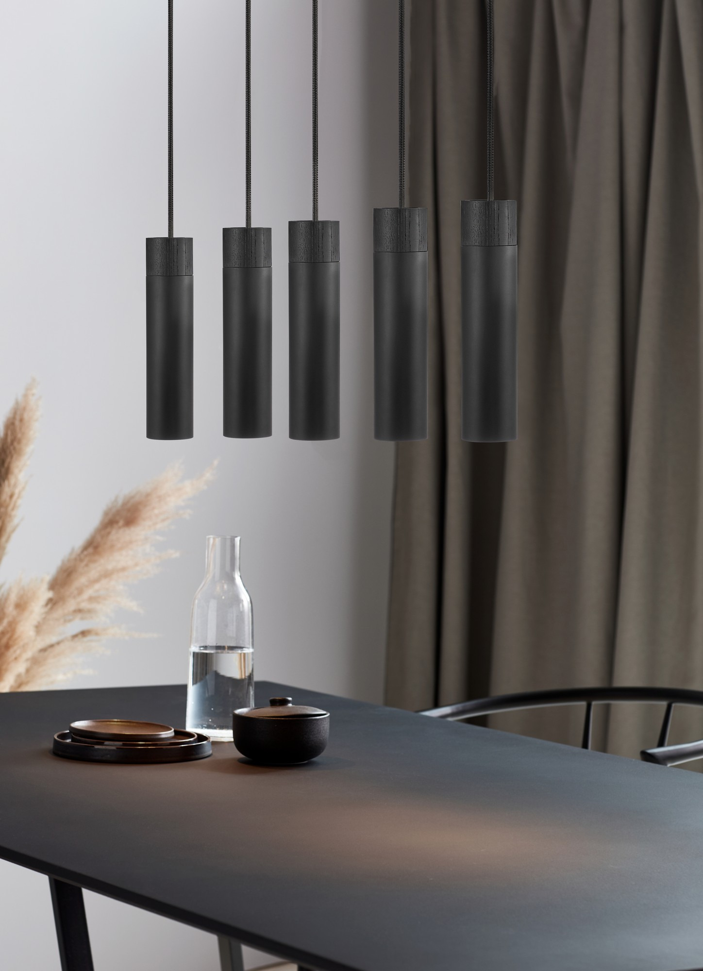 Suspension Tilo base métal en bande avec détail bois et cinq abat-jour épuré au design scandinave par Nordlux Suspension Tilo base métal en bande avec détail bois et cinq abat-jour épuré au design scandinave par Nordlux