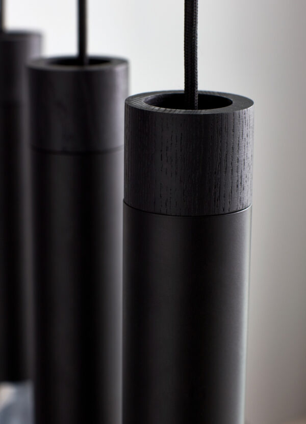 Suspension Tilo base métal en bande avec détail bois et cinq abat-jour épuré au design scandinave par Nordlux