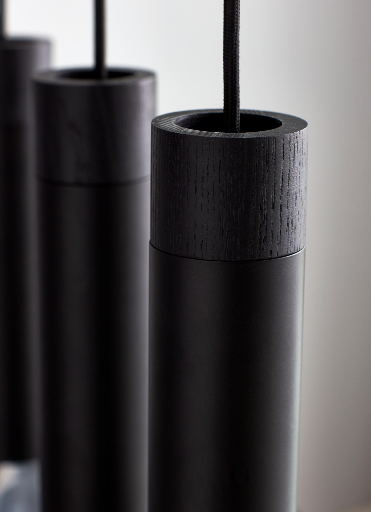 Suspension Tilo base métal en bande avec détail bois et cinq abat-jour épuré au design scandinave par Nordlux