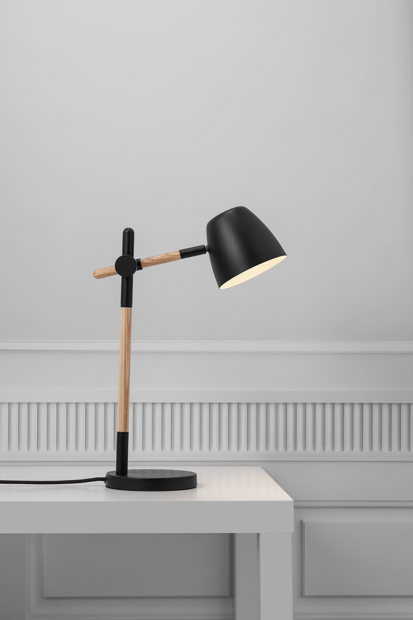 Lampe à poser Theo base en métal et bois avec tête d'éclairage orientable au design contemporain par Nordlux Lampe à poser Theo base en métal et bois avec tête d'éclairage orientable au design contemporain par Nordlux