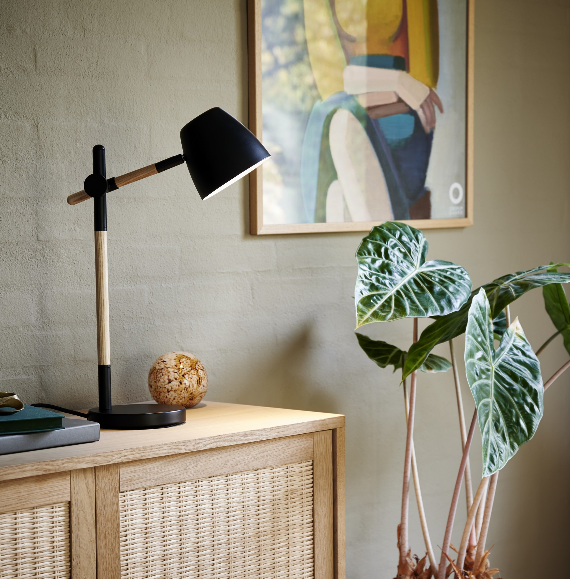 Lampe à poser Theo base en métal et bois avec tête d'éclairage orientable au design contemporain par Nordlux Lampe à poser Theo base en métal et bois avec tête d'éclairage orientable au design contemporain par Nordlux