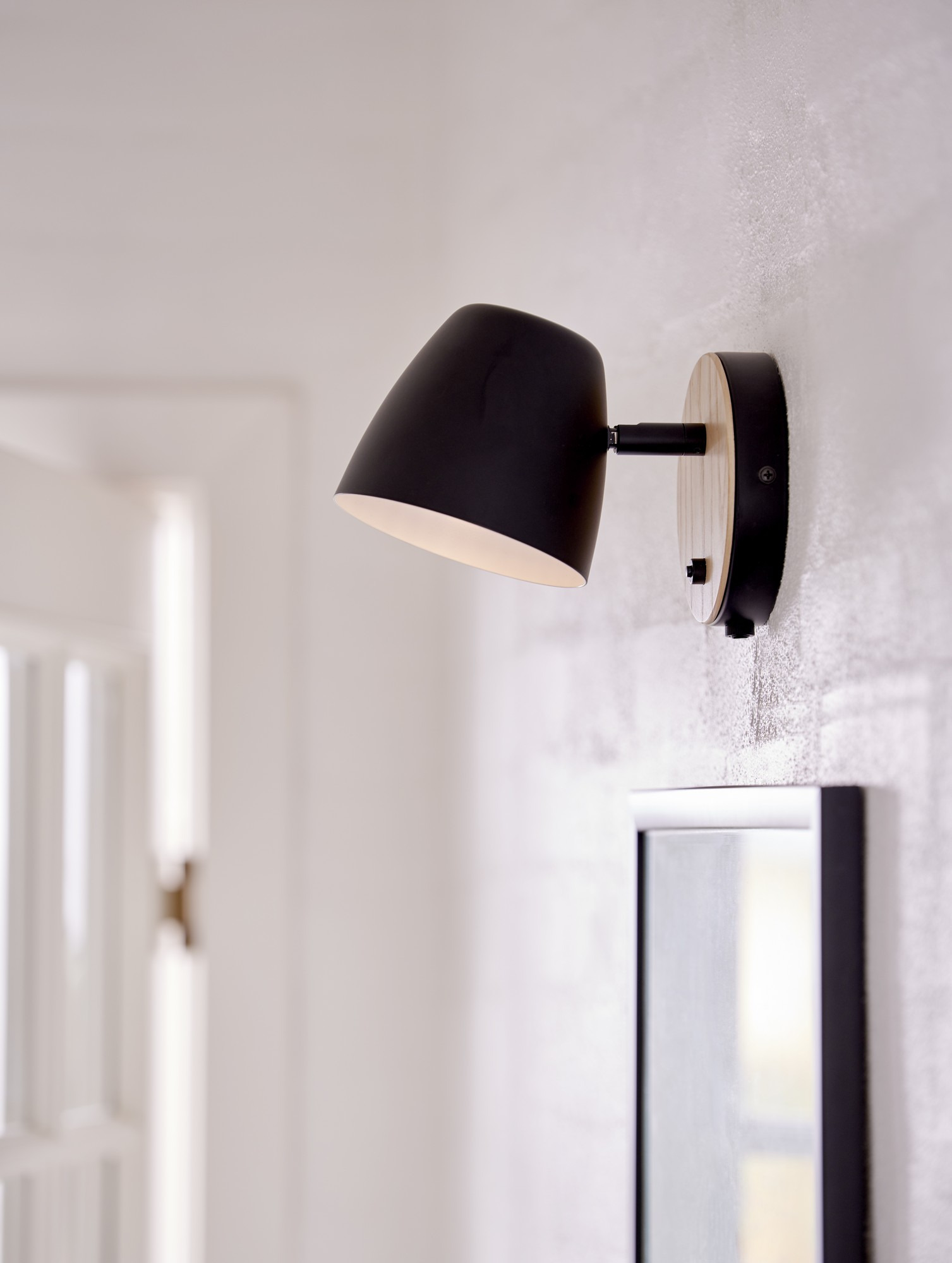 Applique murale Theo base en métal et bois avec tête d'éclairage orientable au design contemporain par Nordlux Applique murale Theo base en métal et bois avec tête d'éclairage orientable au design contemporain par Nordlux