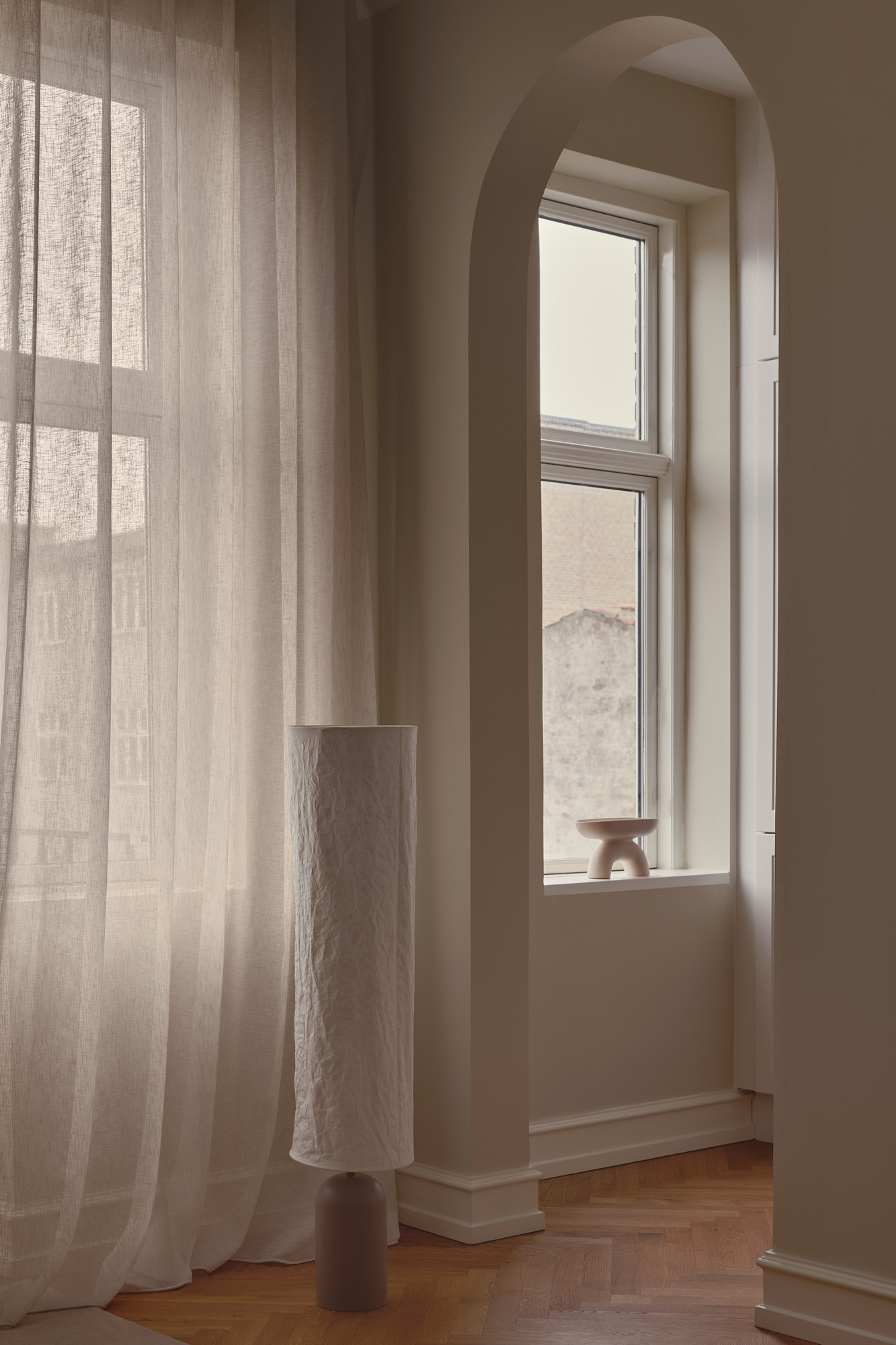 Lampadaire Talli avec abat-jour cynlindrique en Tywek au design contemporain par Design For the People