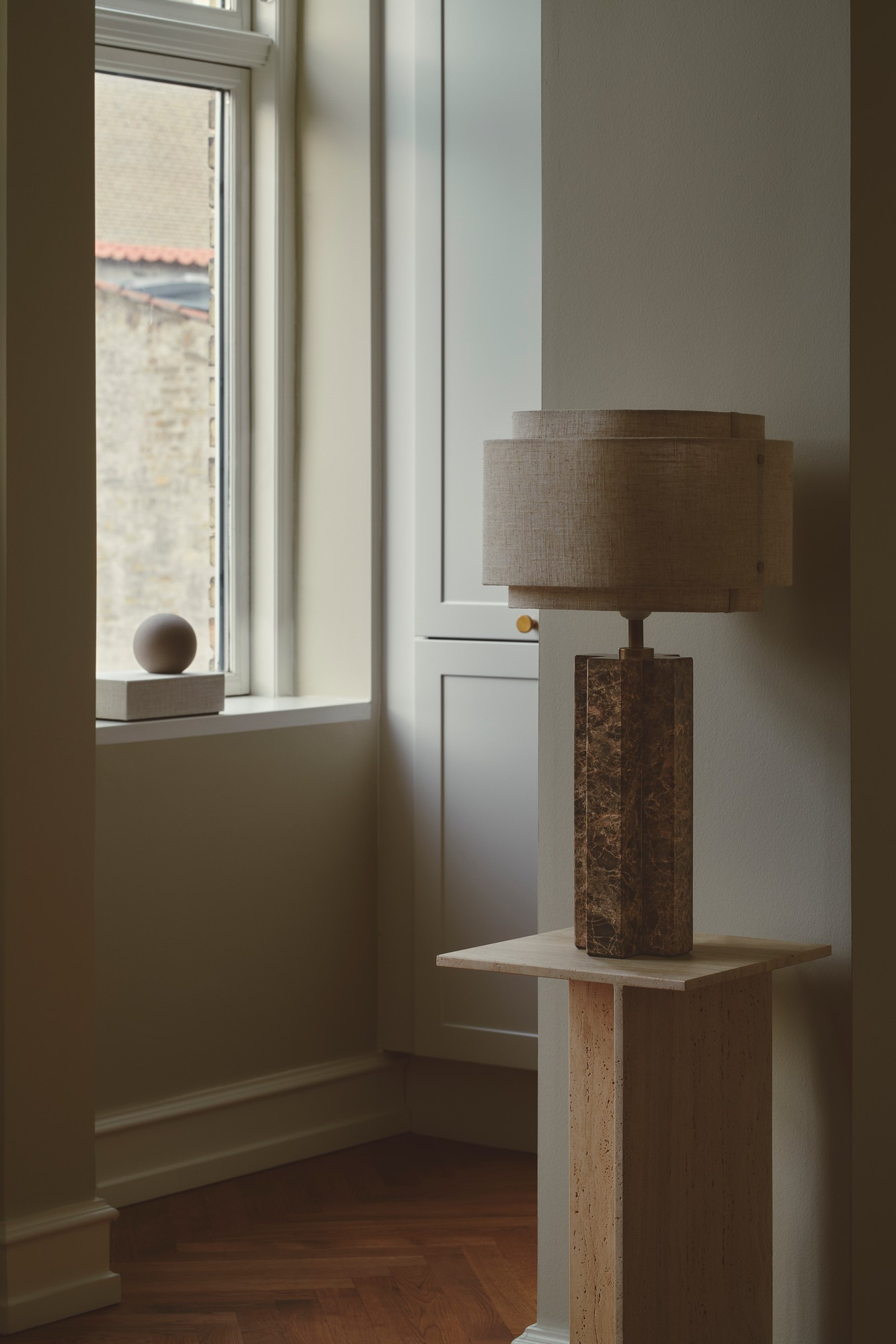Lampe à poser Takai base en marbre avec abat-jour en lin au design contemporain par Design For the People Lampe à poser Takai base en marbre avec abat-jour en lin au design contemporain par Design For the People