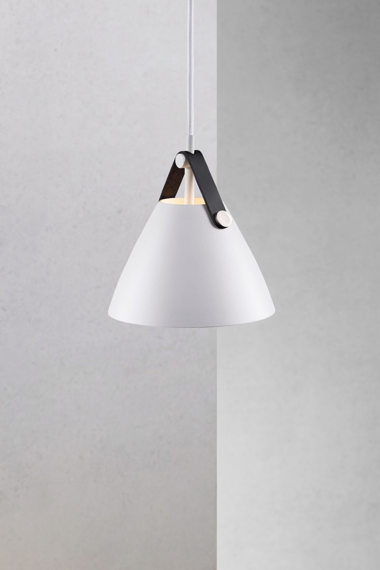 Suspension Strap base en métal avec lanière sur l'abat-jour au design industriel par Design for The People Suspension Strap base en métal avec lanière sur l'abat-jour au design industriel par Design for The People