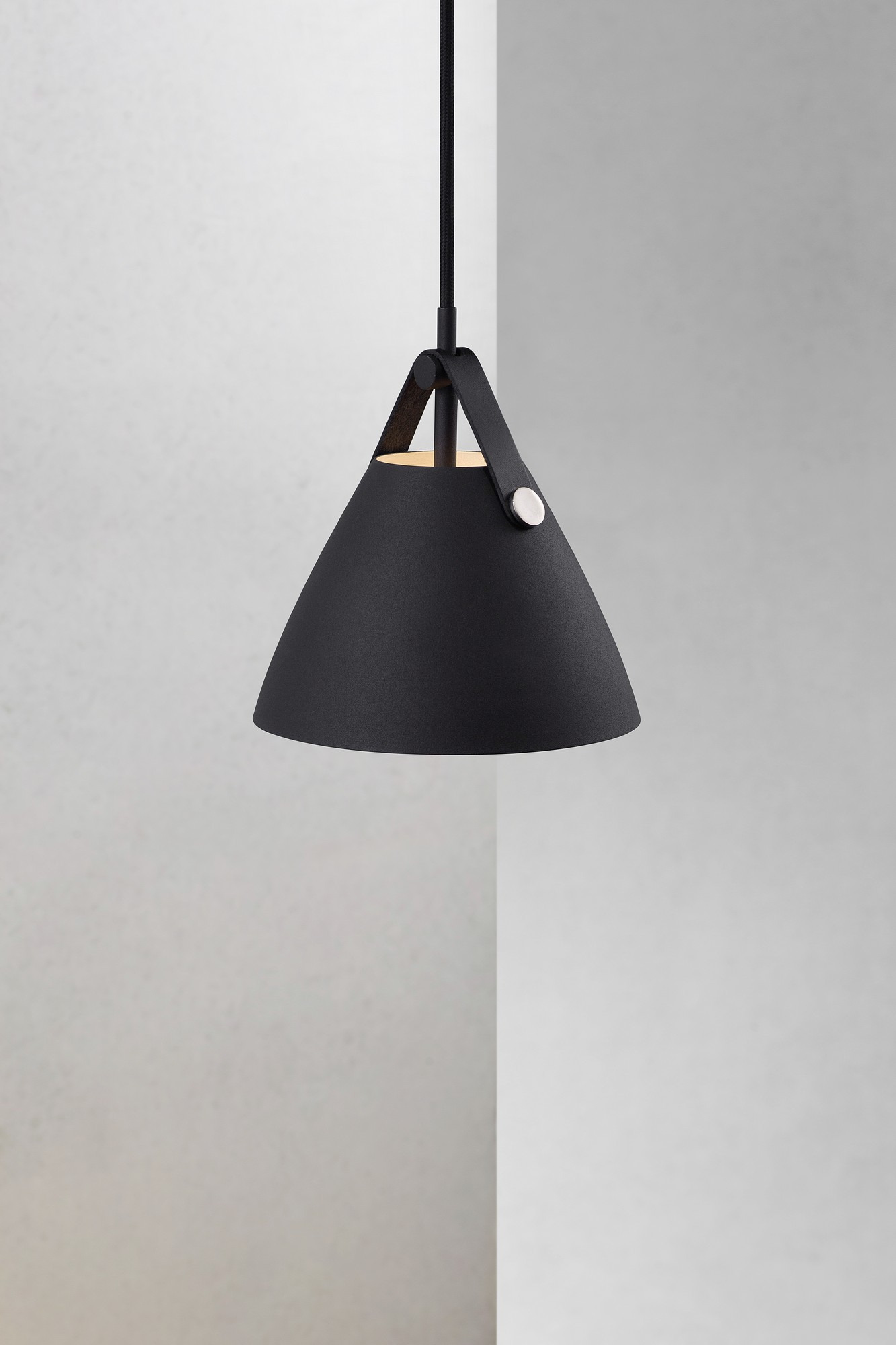 Suspension Strap base en métal avec lanière sur l'abat-jour au design industriel par Design for The People Suspension Strap base en métal avec lanière sur l'abat-jour au design industriel par Design for The People