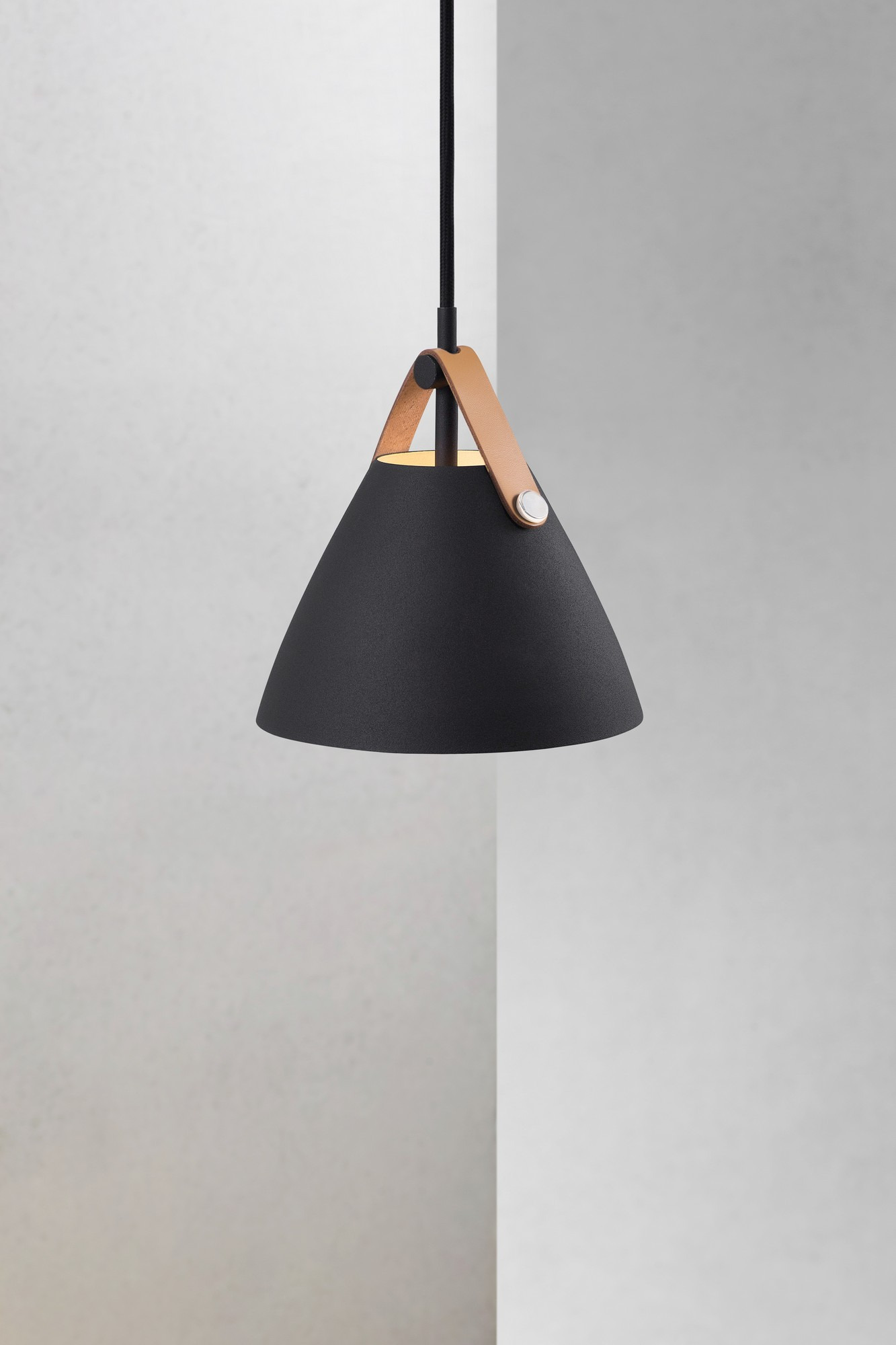 Suspension Strap base en métal avec lanière sur l'abat-jour au design industriel par Design for The People Suspension Strap base en métal avec lanière sur l'abat-jour au design industriel par Design for The People