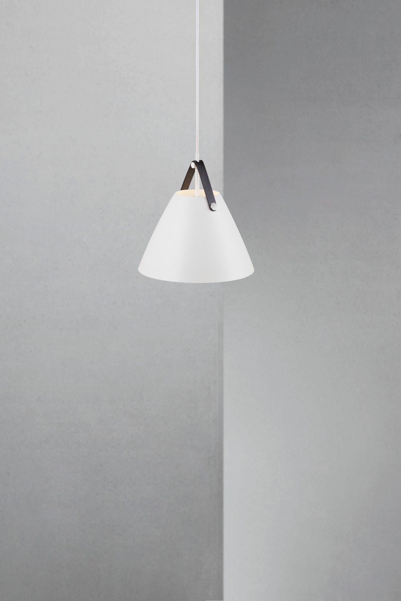 Suspension Strap base en métal avec lanière sur l'abat-jour au design industriel par Design for The People Suspension Strap base en métal avec lanière sur l'abat-jour au design industriel par Design for The People