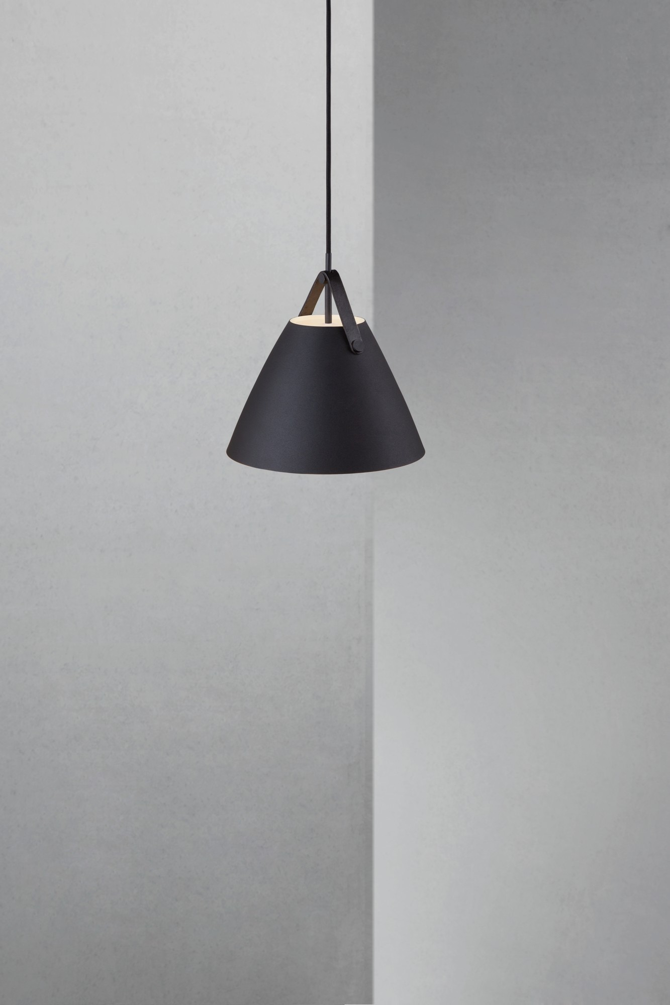 Suspension Strap base en métal avec lanière sur l'abat-jour au design industriel par Design for The People Suspension Strap base en métal avec lanière sur l'abat-jour au design industriel par Design for The People