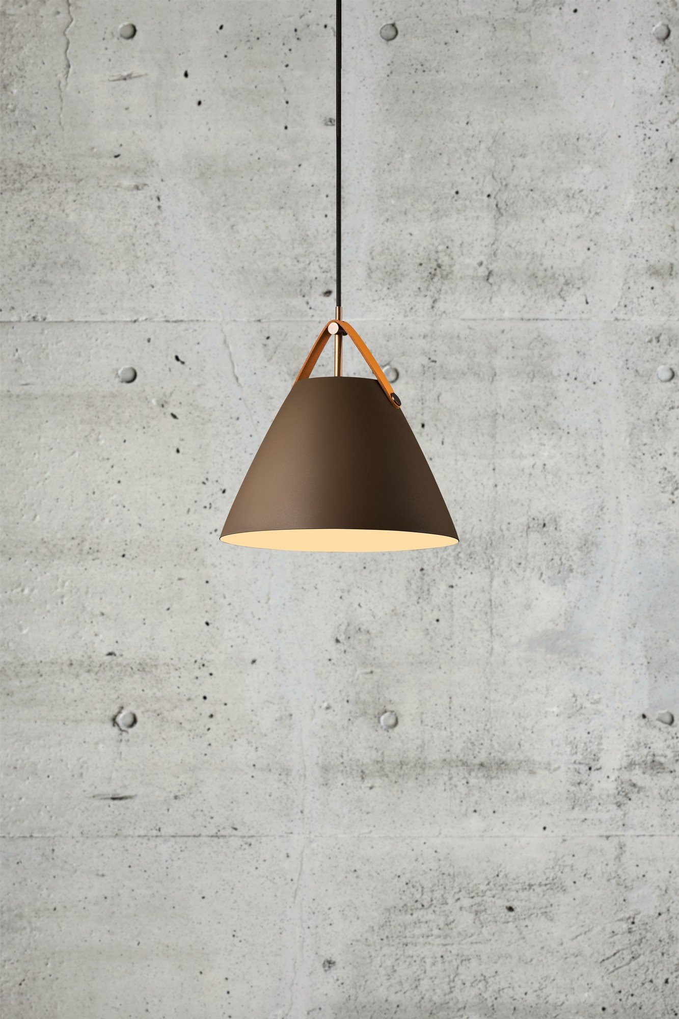 Suspension Strap base en métal avec lanière sur l'abat-jour au design industriel par Design for The People Suspension Strap base en métal avec lanière sur l'abat-jour au design industriel par Design for The People