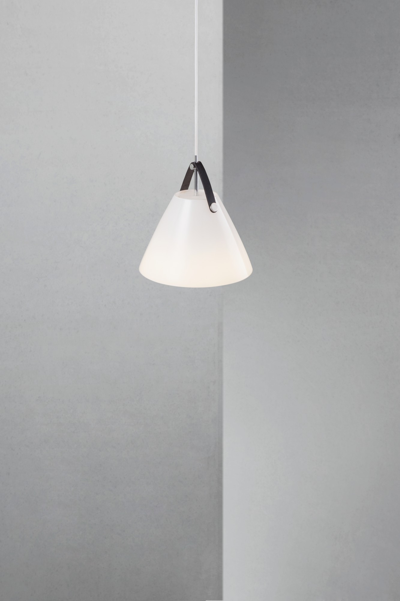 Suspension Strap base en métal avec lanière sur l'abat-jour au design industriel par Design for The People Suspension Strap base en métal avec lanière sur l'abat-jour au design industriel par Design for The People