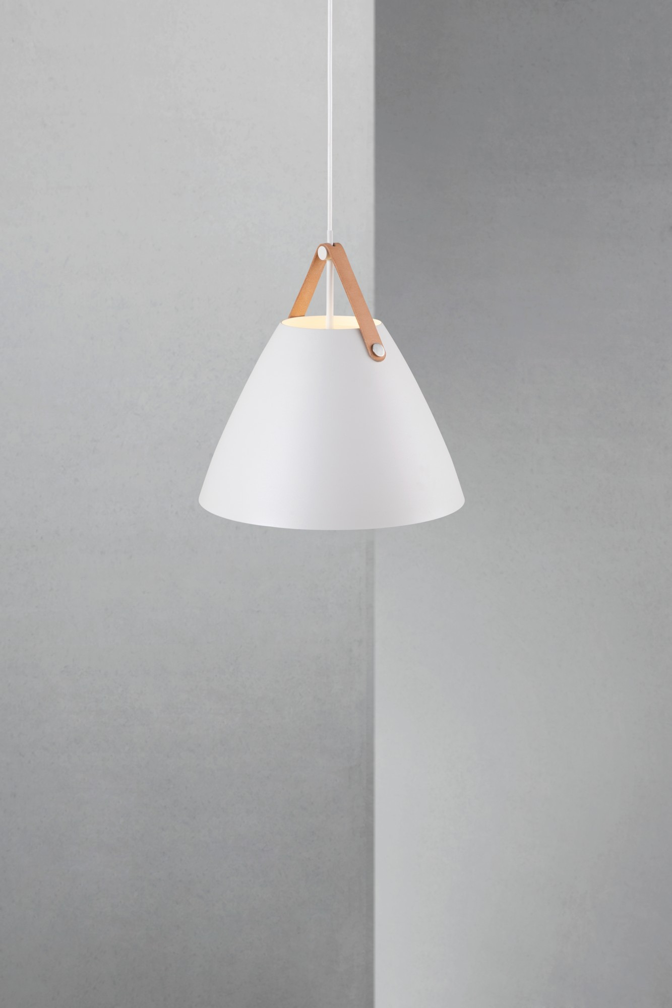 Suspension Strap base en métal avec lanière sur l'abat-jour au design industriel par Design for The People Suspension Strap base en métal avec lanière sur l'abat-jour au design industriel par Design for The People