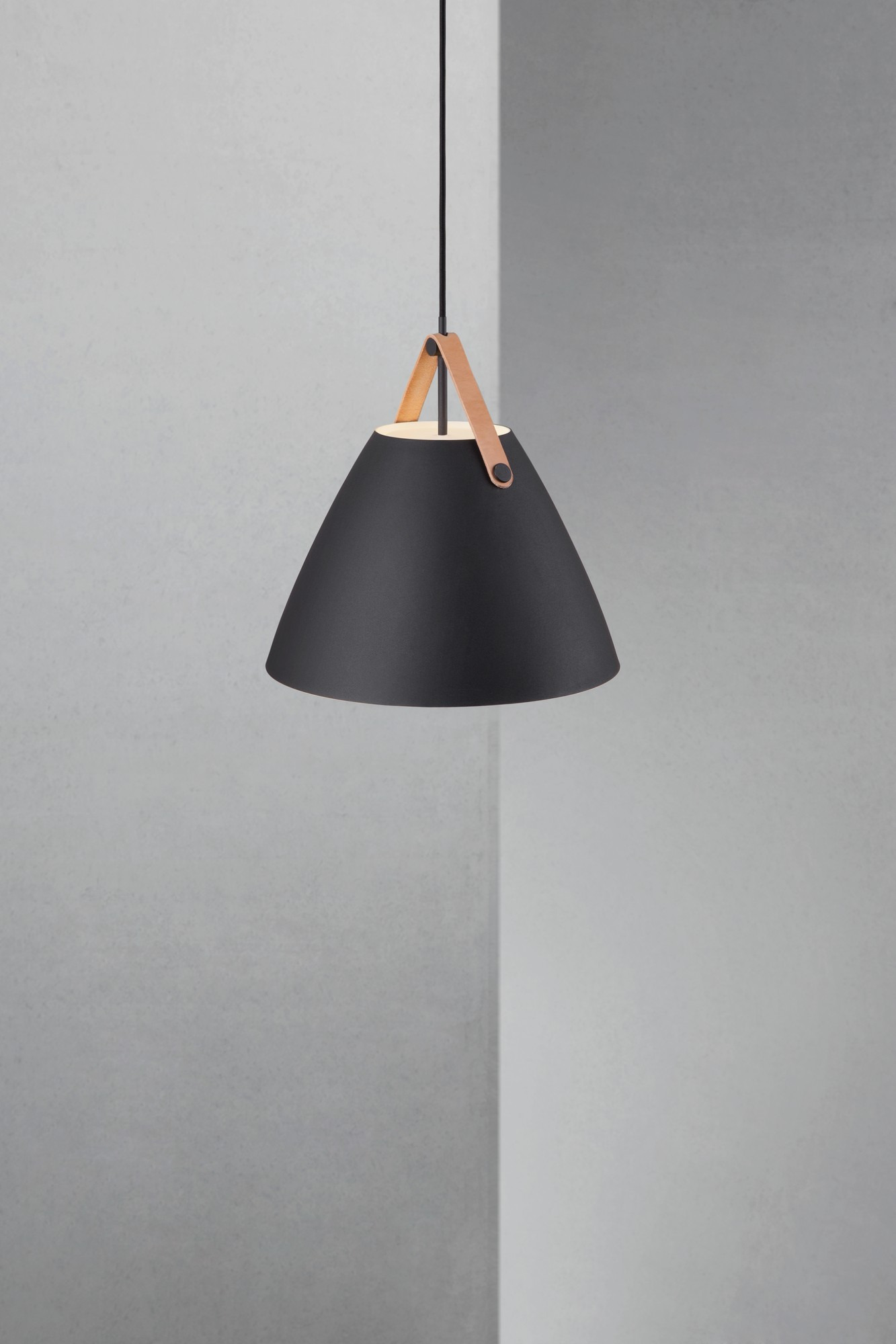 Suspension Strap base en métal avec lanière sur l'abat-jour au design industriel par Design for The People Suspension Strap base en métal avec lanière sur l'abat-jour au design industriel par Design for The People