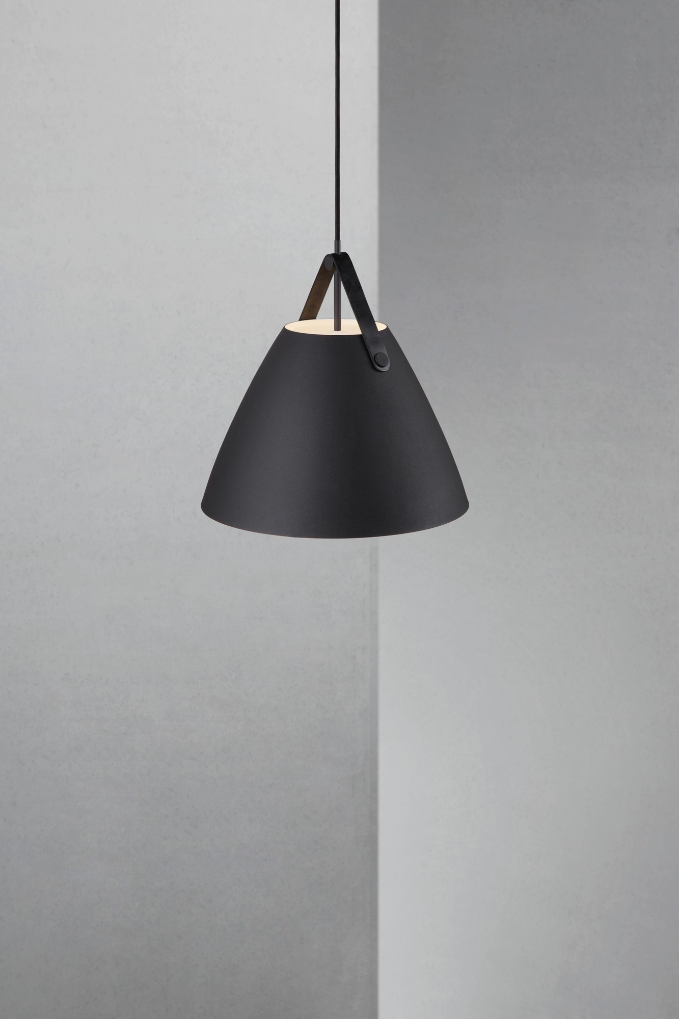 Suspension Strap base en métal avec lanière sur l'abat-jour au design industriel par Design for The People Suspension Strap base en métal avec lanière sur l'abat-jour au design industriel par Design for The People