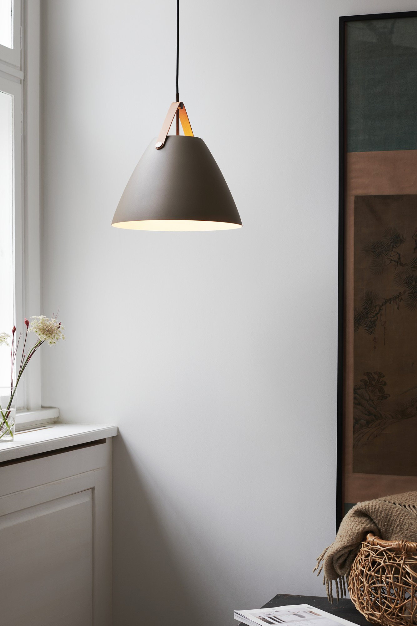 Suspension Strap base en métal avec lanière sur l'abat-jour au design industriel par Design for The People Suspension Strap base en métal avec lanière sur l'abat-jour au design industriel par Design for The People