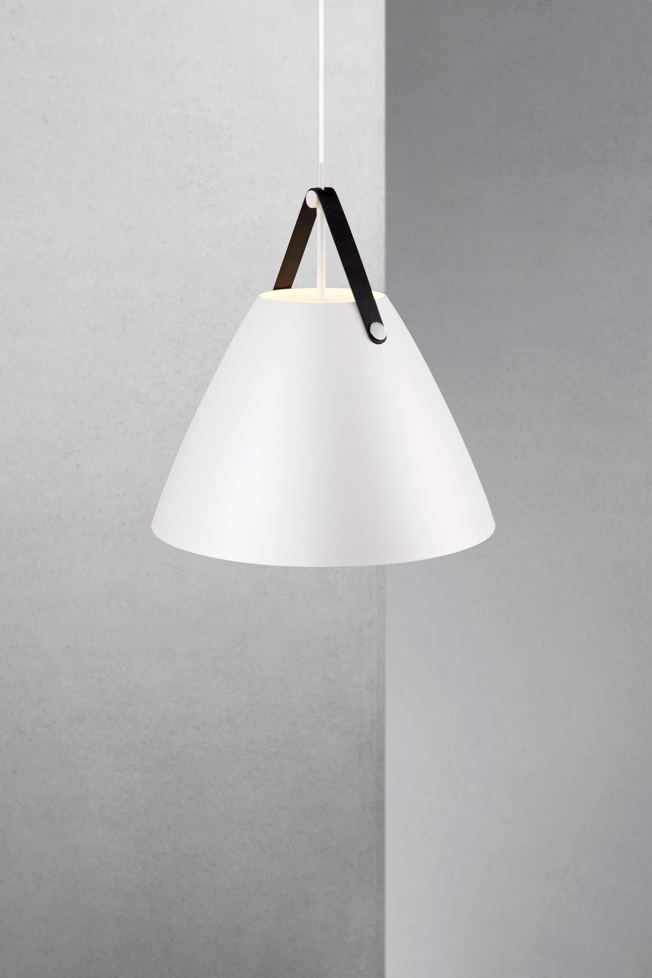 Suspension Strap base en métal avec lanière sur l'abat-jour au design industriel par Design for The People Suspension Strap base en métal avec lanière sur l'abat-jour au design industriel par Design for The People