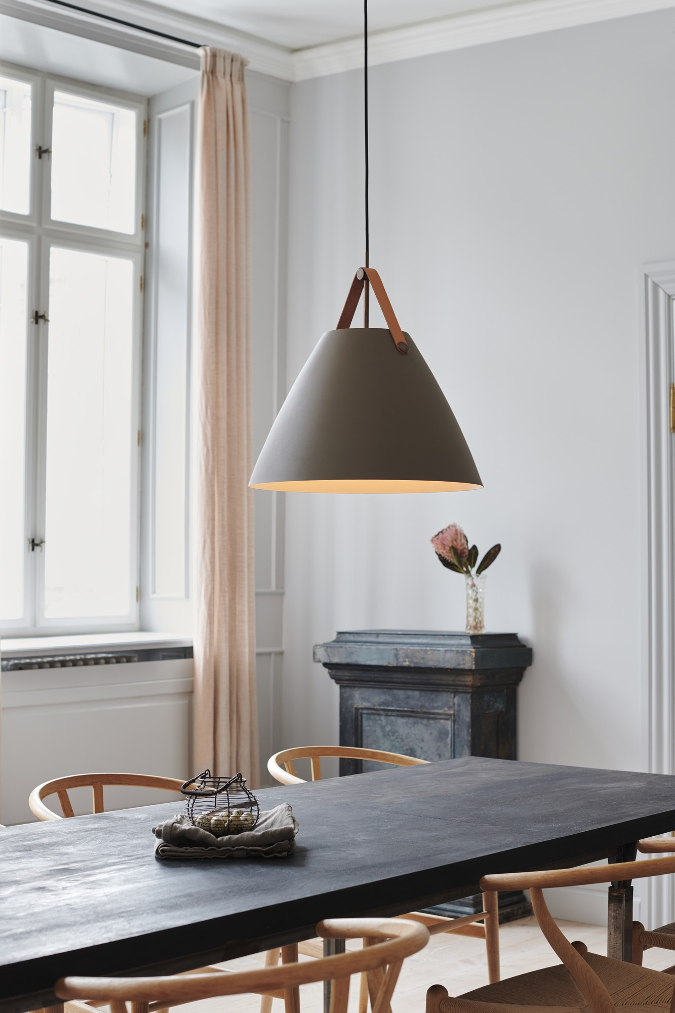 Suspension Strap base en métal avec lanière sur l'abat-jour au design industriel par Design for The People Suspension Strap base en métal avec lanière sur l'abat-jour au design industriel par Design for The People