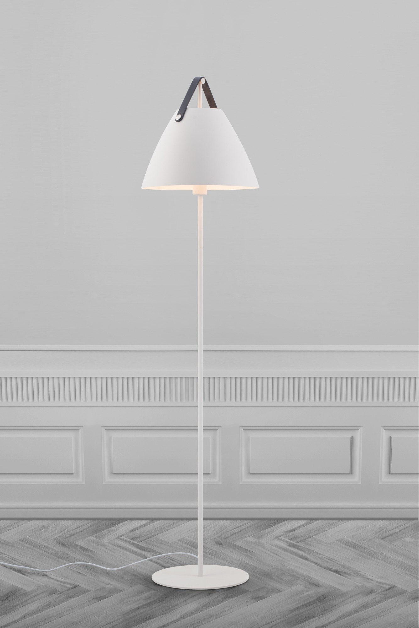 Lampadaire Strap cadre en métal avec lanière sur l'abat-jour au design industriel par Design for The People Lampadaire Strap cadre en métal avec lanière sur l'abat-jour au design industriel par Design for The People