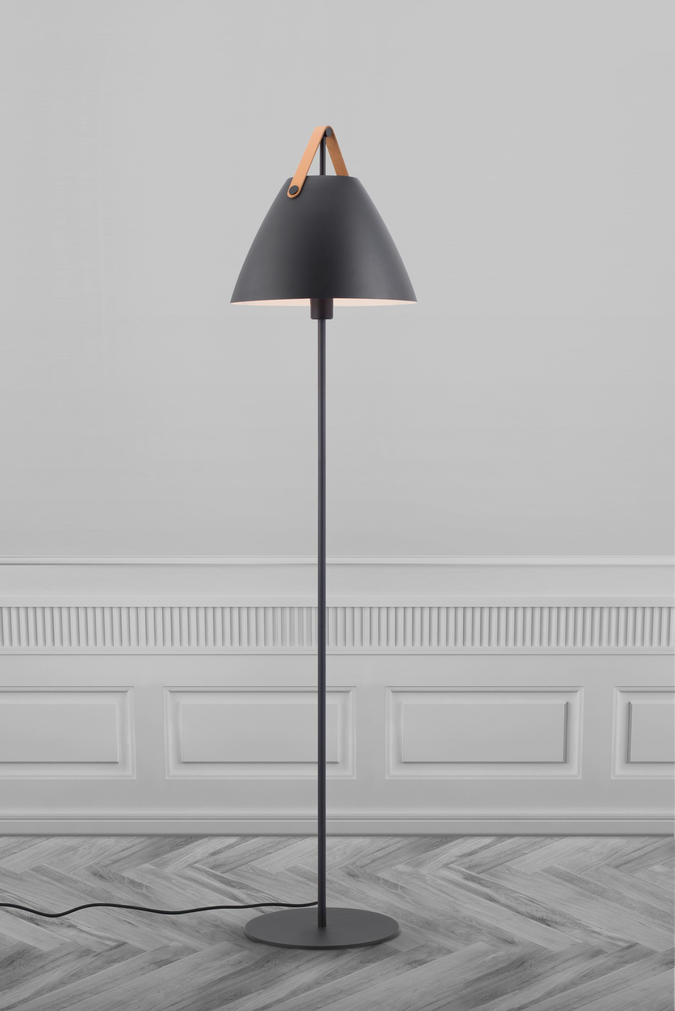 Lampadaire Strap cadre en métal avec lanière sur l'abat-jour au design industriel par Design for The People Lampadaire Strap cadre en métal avec lanière sur l'abat-jour au design industriel par Design for The People
