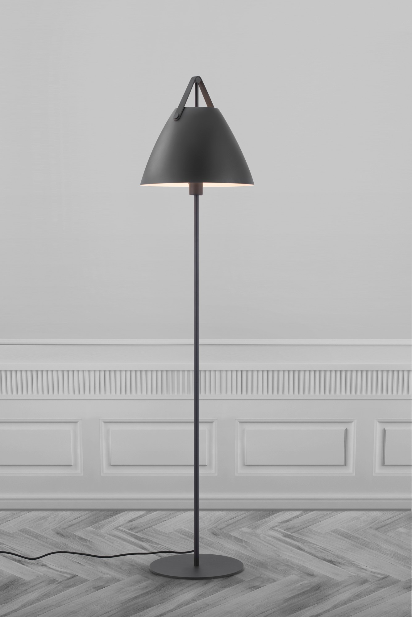 Lampadaire Strap cadre en métal avec lanière sur l'abat-jour au design industriel par Design for The People Lampadaire Strap cadre en métal avec lanière sur l'abat-jour au design industriel par Design for The People