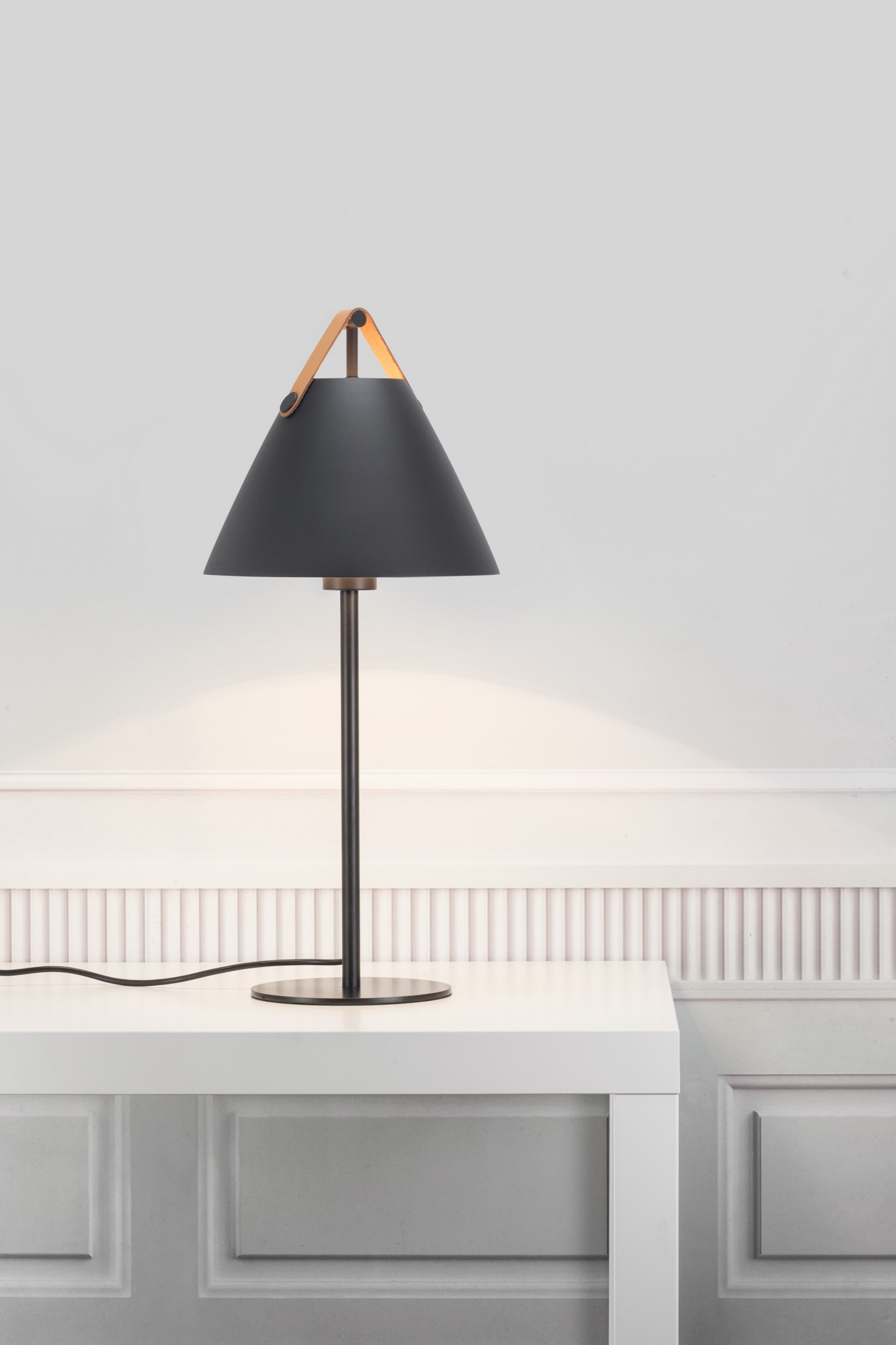 Lampe à pose Strap cadre en métal avec lanière sur l'abat-jour au design industriel par Design for The People Lampe à pose Strap cadre en métal avec lanière sur l'abat-jour au design industriel par Design for The People