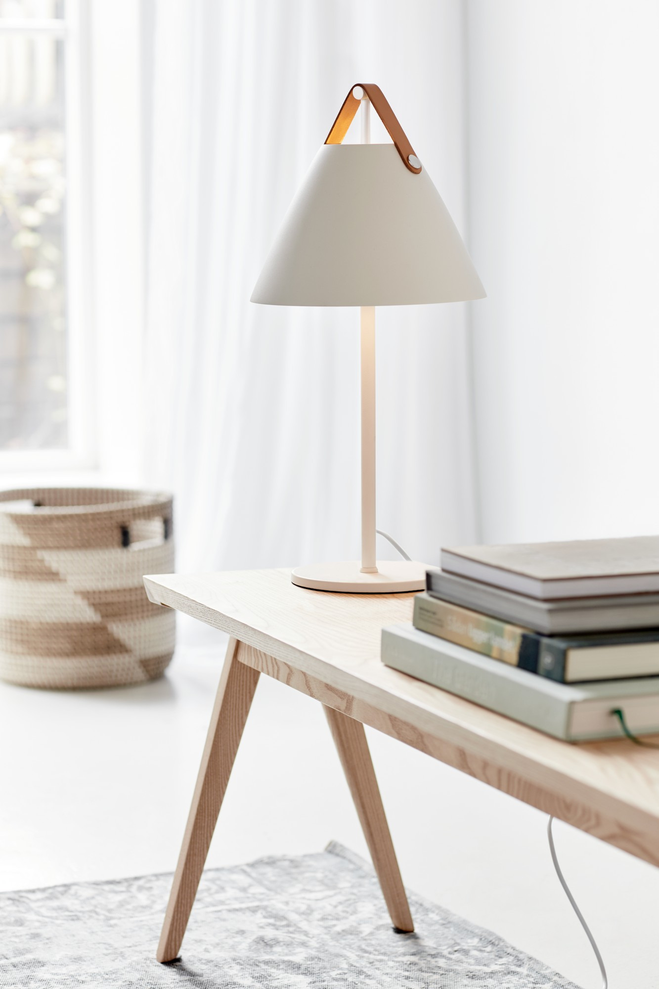 Lampe à pose Strap cadre en métal avec lanière sur l'abat-jour au design industriel par Design for The People Lampe à pose Strap cadre en métal avec lanière sur l'abat-jour au design industriel par Design for The People