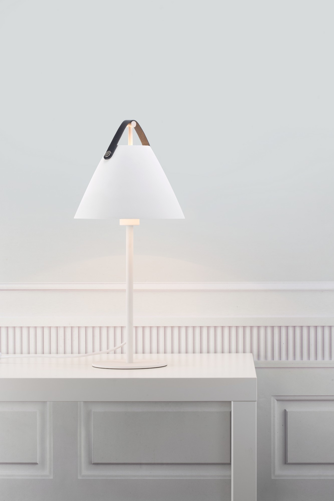 Lampe à pose Strap cadre en métal avec lanière sur l'abat-jour au design industriel par Design for The People Lampe à pose Strap cadre en métal avec lanière sur l'abat-jour au design industriel par Design for The People