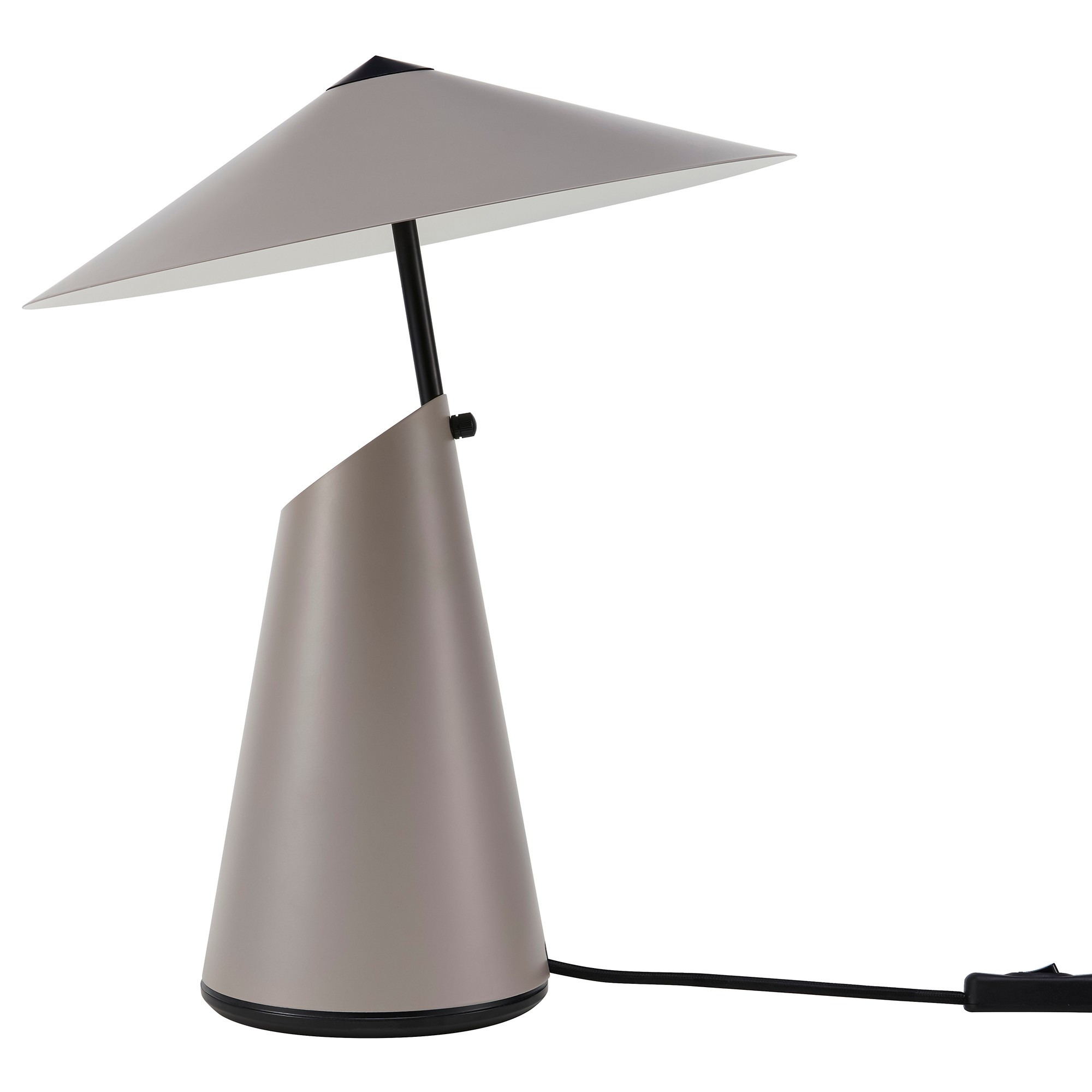 Lampe à poser Taido base conique avec abat-jour triangulaire au design contemporain par Design for the people Lampe à poser Taido base conique avec abat-jour triangulaire au design contemporain par Design for the people