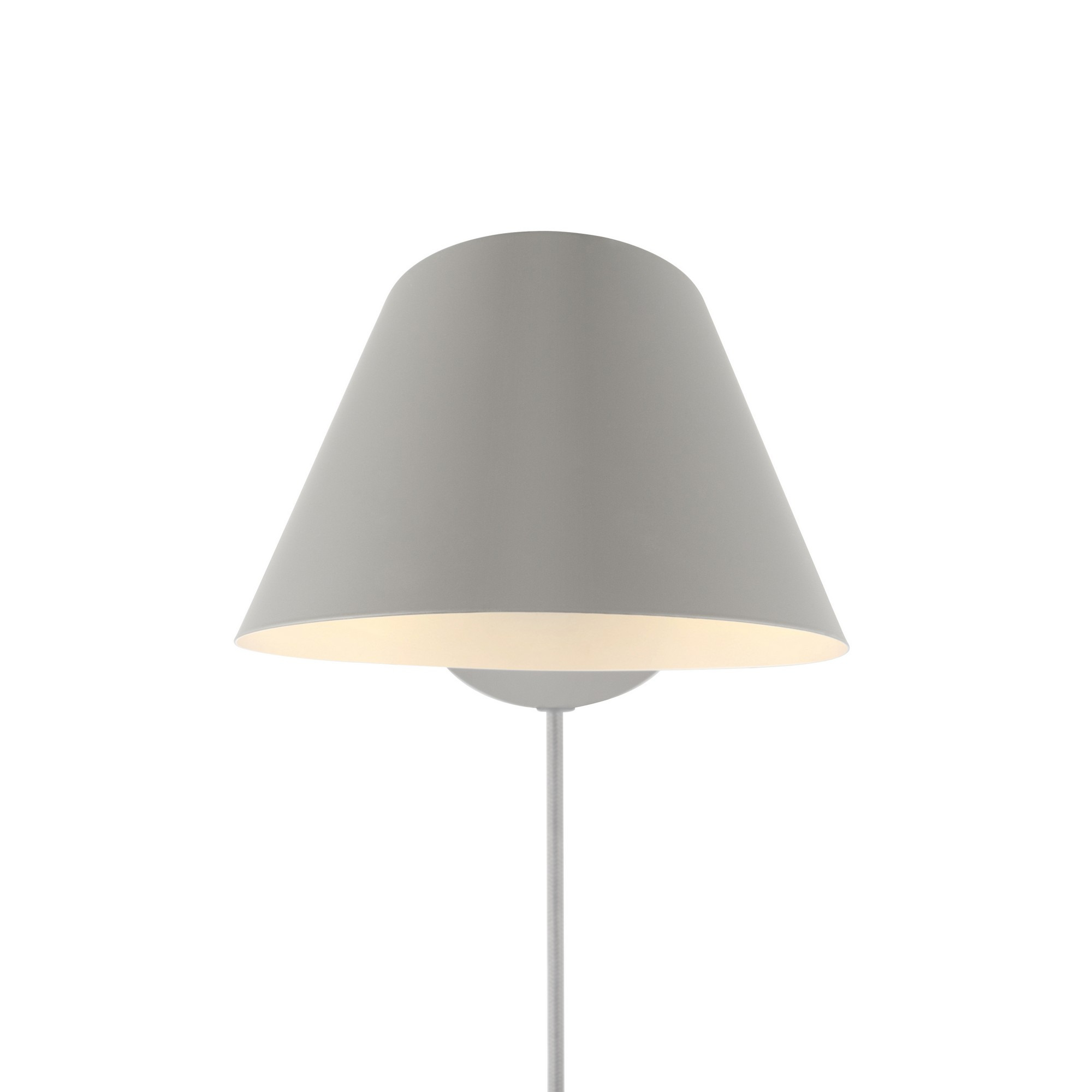Applique murale Stay cadre en aluminium avec abat-jour en coupe oblique au design contemporain par Design for The People Applique murale Stay cadre en aluminium avec abat-jour en coupe oblique au design contemporain par Design for The People
