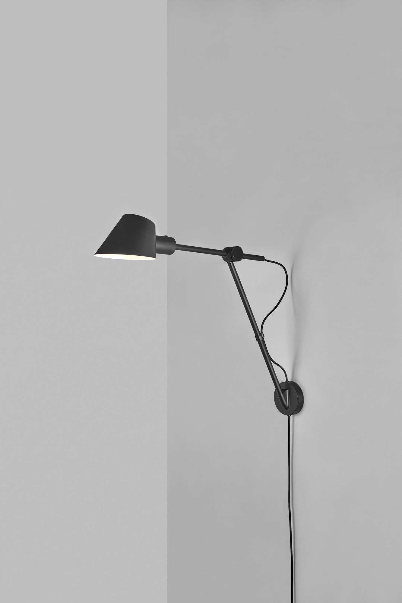 Applique murale Stay cadre en aluminium avec abat-jour angulaire au design contemporain par Design for The People Applique murale Stay cadre en aluminium avec abat-jour angulaire au design contemporain par Design for The People