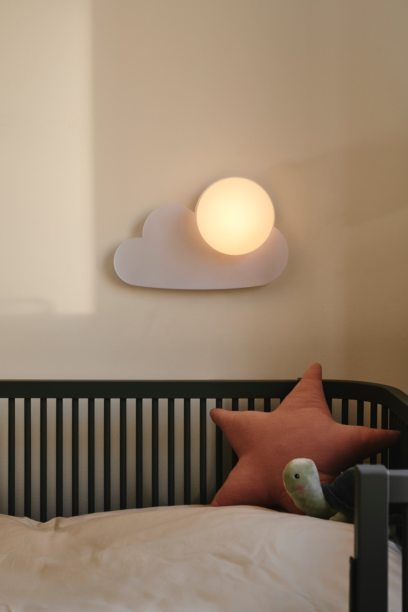 Applique murale Skyku cadre Plastique en forme de nuage avec abat-jour en verre opale au design contemporain par Nordlux Applique murale Skyku cadre Plastique en forme de nuage avec abat-jour en verre opale au design contemporain par Nordlux