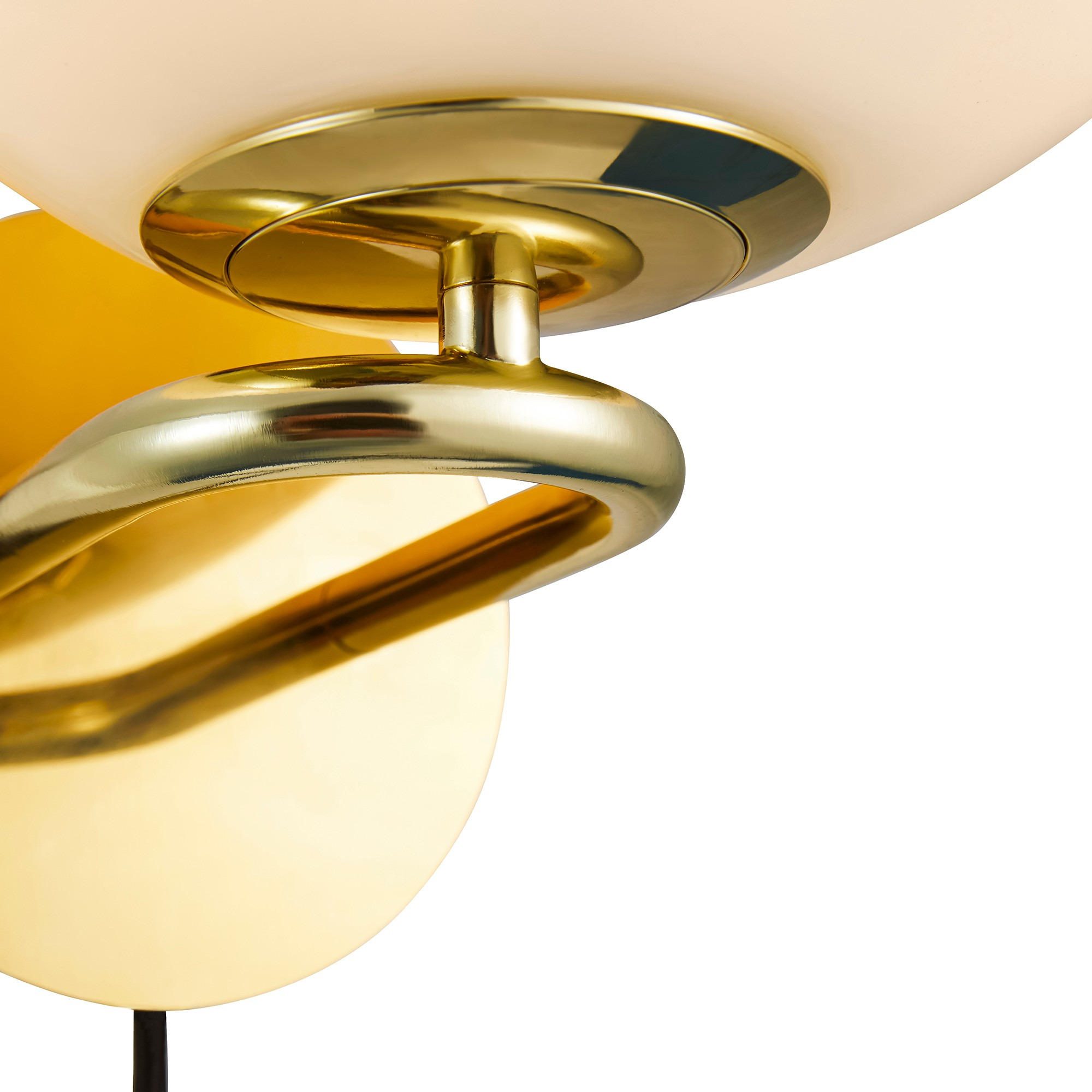 Applique murale Shapes base en laiton avec abat-jour en verre asymétrique opale au design contemporain par Design for The People Applique murale Shapes base en laiton avec abat-jour en verre asymétrique opale au design contemporain par Design for The People