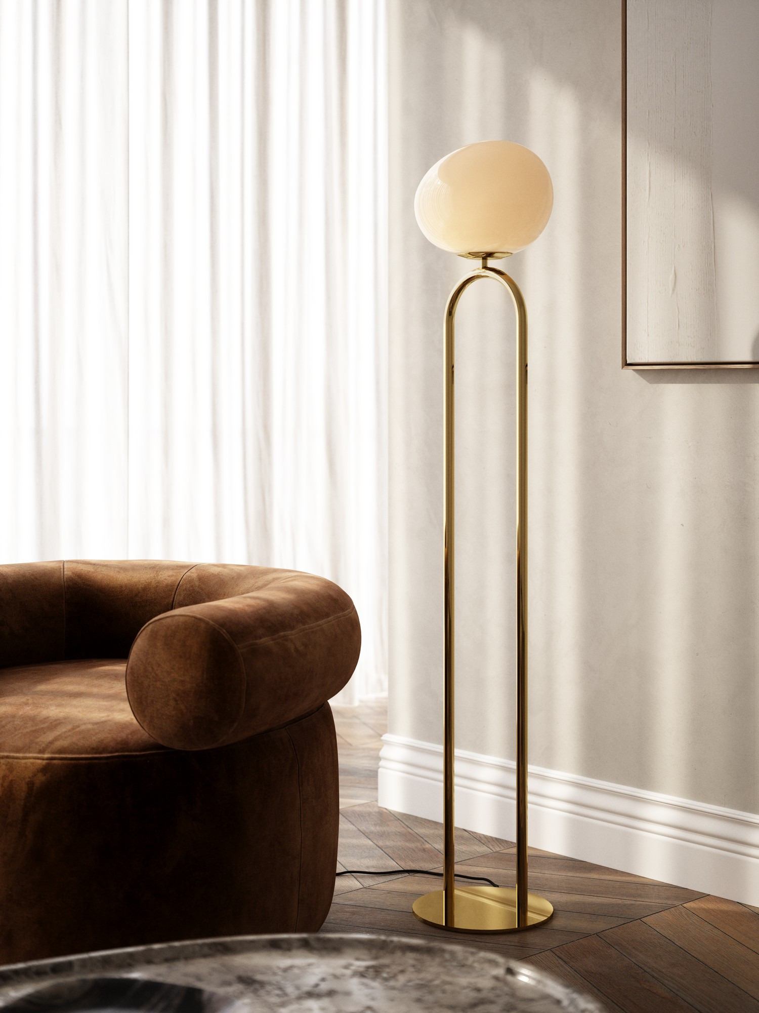 Lampadaire Shapes base en laiton avec abat-jour en verre asymétrique opale au design contemporain par Design for The People Lampadaire Shapes base en laiton avec abat-jour en verre asymétrique opale au design contemporain par Design for The People