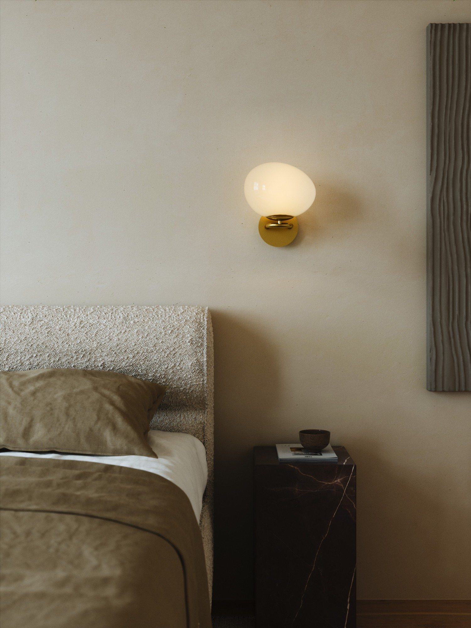 Applique murale Shapes base en laiton avec abat-jour en verre asymétrique opale au design contemporain par Design for The People Applique murale Shapes base en laiton avec abat-jour en verre asymétrique opale au design contemporain par Design for The People