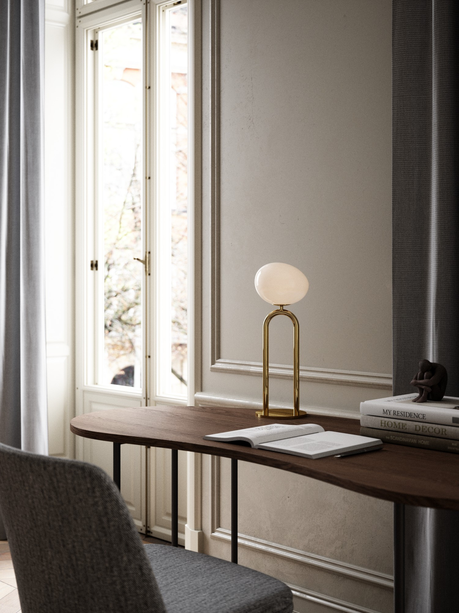 Lampe à poser Shapes base en laiton avec abat-jour en verre asymétrique opale au design contemporain par Design for The People Lampe à poser Shapes base en laiton avec abat-jour en verre asymétrique opale au design contemporain par Design for The People