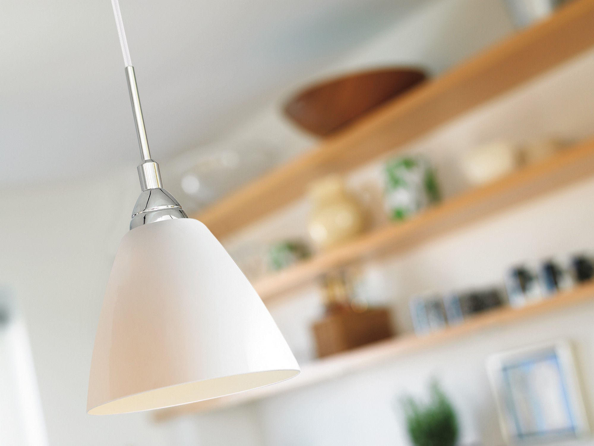 Suspension Read cadre en métal et détails chromé avec abat-jour en verre blanc brillant au design contemporain par Nordlux