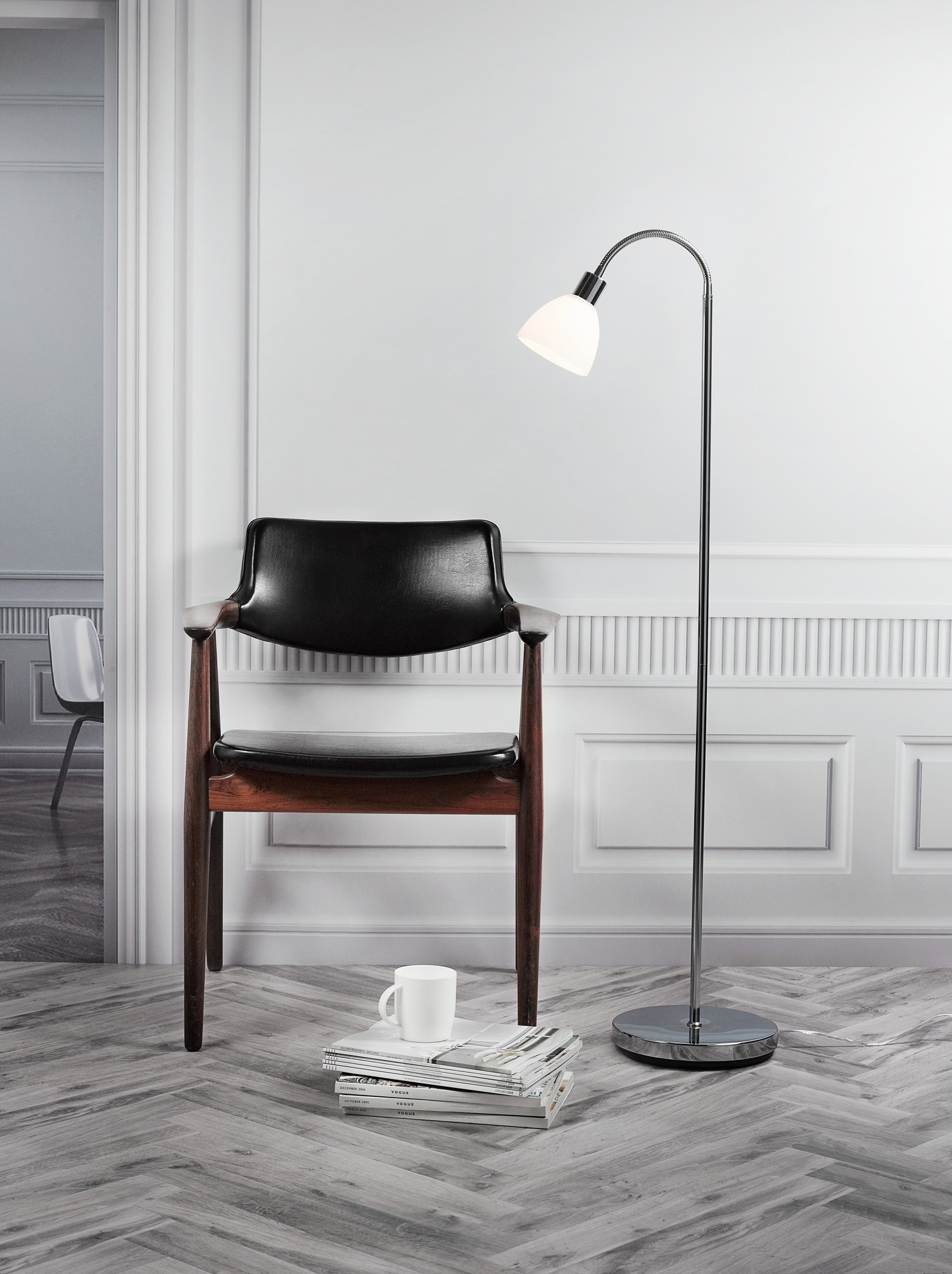 Lampadaire Ray cadre en métal avec abat-jour classique au design contemporain par Nordlux Lampadaire Ray cadre en métal avec abat-jour classique au design contemporain par Nordlux