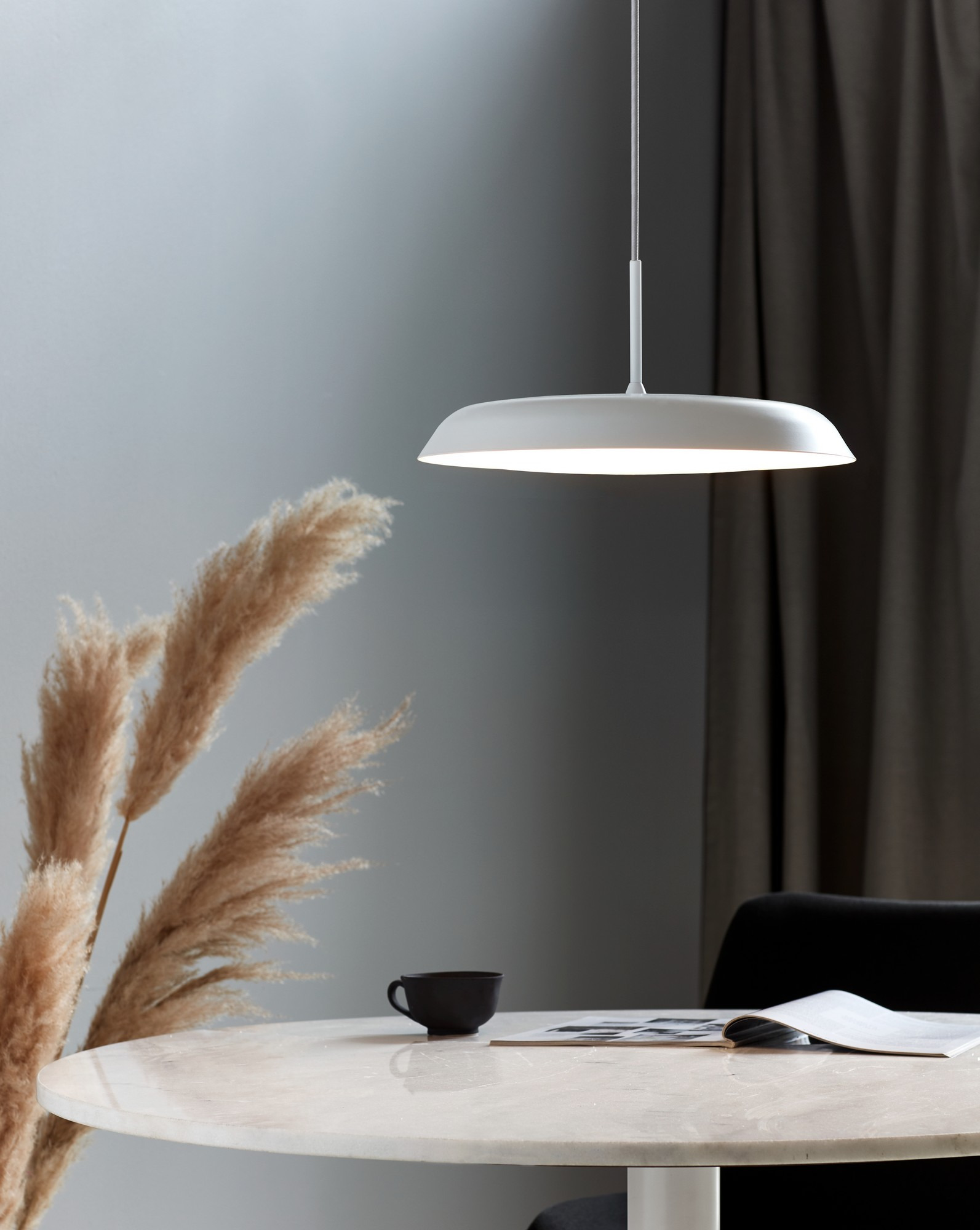 Suspension Piso base en métal blanc mat avec diffuseur Moodmaker intégré au design scandinave par Nordlux Suspension Piso base en métal blanc mat avec diffuseur Moodmaker intégré au design scandinave par Nordlux